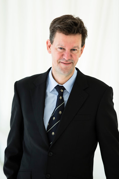 Dr Richard Parkinson | Neurosurgeon & Spine Surgeon